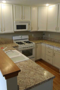 A residential kitchen in Central Illinois that has had a laminate countertop installed with laminate profiles and edges by Ray’s Countertop Shop.
